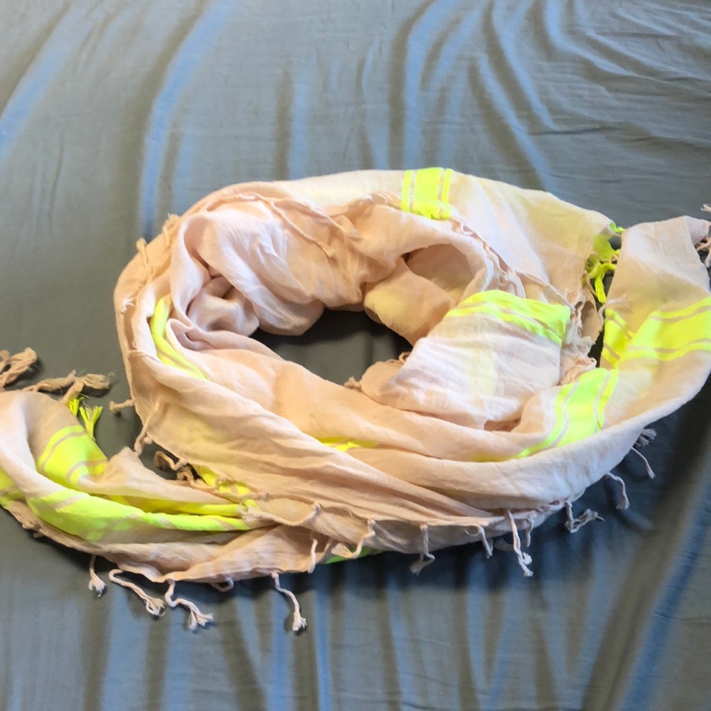 American Eagle Womens Lightweight Scarf Square Shape with Tassels Peach & Yellow